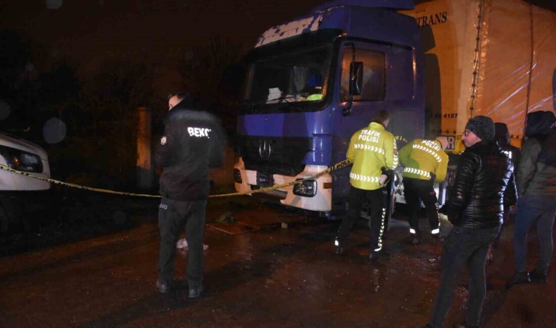Hendek'te tırı tamir etmeye çalışan K.A., kupanın altında kalarak yaralandı.