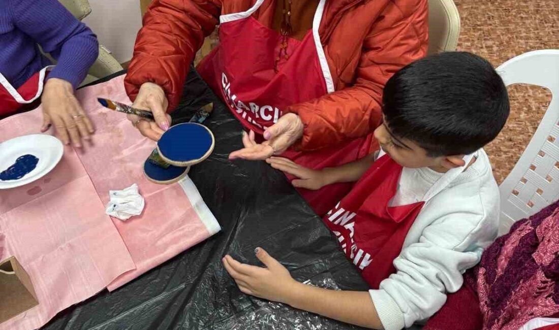 Yalova'da, Engelli ve Yaşlı Hizmetleri Genel Müdürlüğü'nün yürüttüğü "Torunum Olur