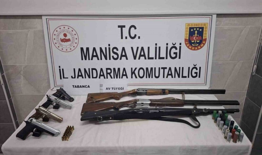 Turgutlu'da 3 adreste yapılan operasyonda jandarma, 4 ruhsatsız tabanca, 3