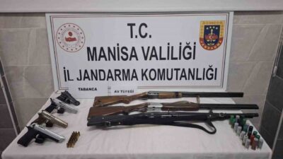 Turgutlu'da 3 adreste yapılan operasyonda jandarma, 4 ruhsatsız tabanca, 3