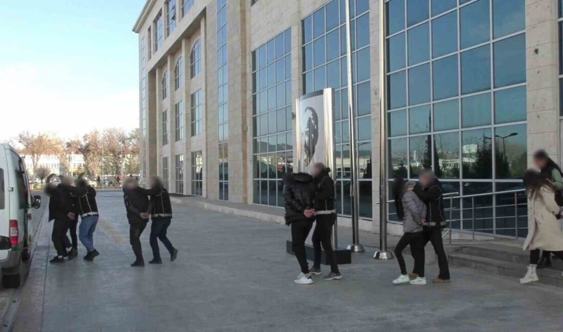 Uşak'ta operasyonda ele geçirilen uyuşturucuyla ilgili 6 şüpheliden 5'i tutuklandı.