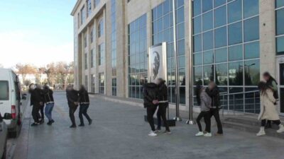 Uşak'ta operasyonda ele geçirilen uyuşturucuyla ilgili 6 şüpheliden 5'i tutuklandı.