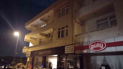 Üsküdar'da iki binanın arkasındaki toprak kayması sonucu can kaybı yaşanmazken,