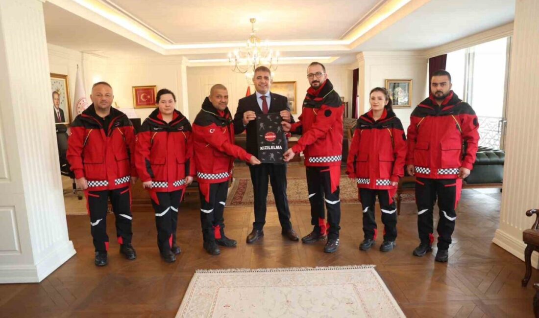 Düzce Valisi Selçuk Aslan, Kızılelma Arama Kurtarma Derneği'ni kabul ederek