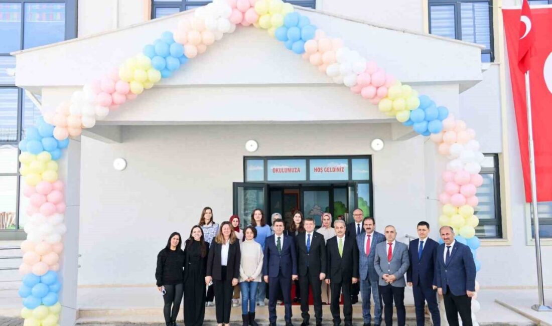 Bilecik Valisi Şefik Aygöl, Bahçelievler Anaokulu’nun açılışında öğrenci ve öğretmenlerle