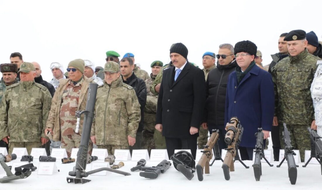 Erzurum Valisi Mustafa Çiftçi, Kars'taki 'Kış Tatbikatı-2025'i izleyerek Türk askerinin