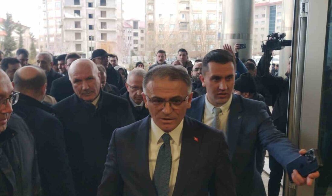 Van Büyükşehir Belediyesi'ne görevlendirilen Vali Ozan Balcı, DEM Partili Abdullah