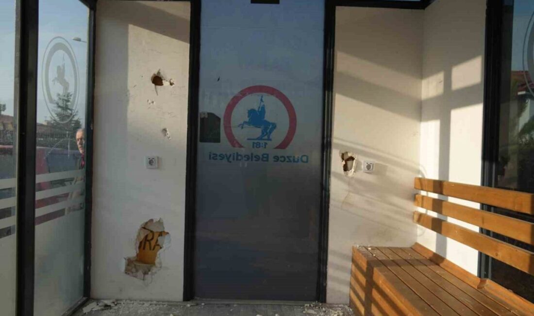 Düzce Belediyesi, Bahçeşehir Mahallesi'ndeki kapalı otobüs durağına kimliği belirsiz kişilerce