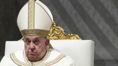 88 yaşındaki Katoliklerin ruhani lideri Papa Francis'in sağlık durumu kritik
