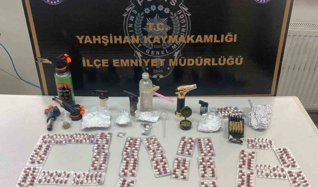 Yahşihan'da gerçekleştirilen uyuşturucu operasyonunda tutuklanan şüpheli S.S., aracında ve evinde