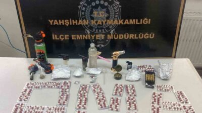 Yahşihan'da gerçekleştirilen uyuşturucu operasyonunda tutuklanan şüpheli S.S., aracında ve evinde