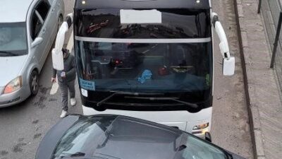 Yalova-İzmit kara yolunda, tersane işçilerini taşıyan 77 plakalı servis otobüsü,
