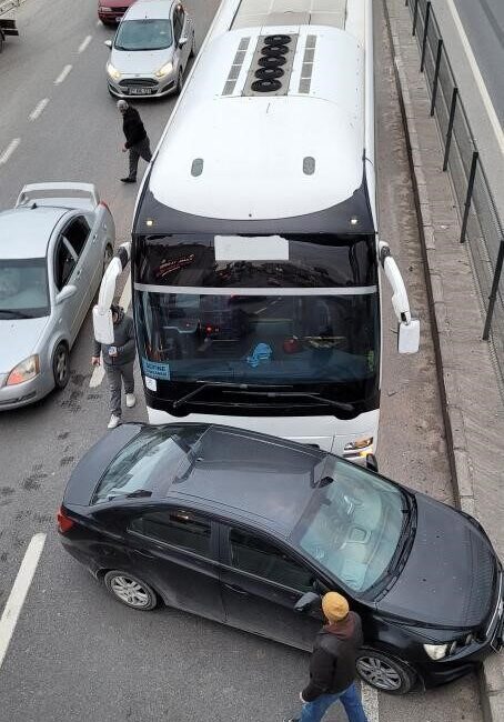 Yalova-İzmit kara yolunda, tersane işçilerini taşıyan 77 plakalı servis otobüsü,