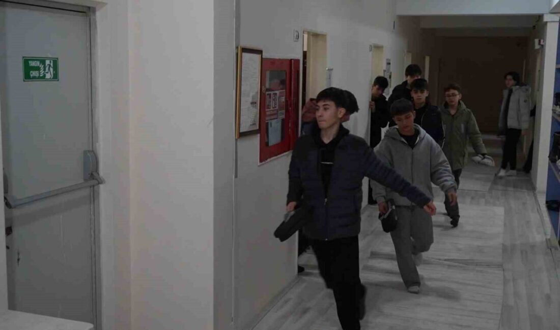 Kırıkkale'de öğrencilere yönelik yangın tahliye tatbikatı gerçekleştirildi. Tatbikata yöneticiler, öğretmenler,