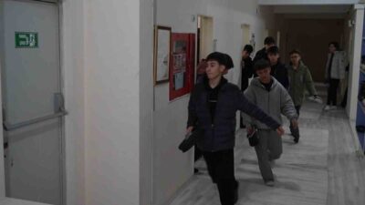 Kırıkkale'de öğrencilere yönelik yangın tahliye tatbikatı gerçekleştirildi. Tatbikata yöneticiler, öğretmenler,