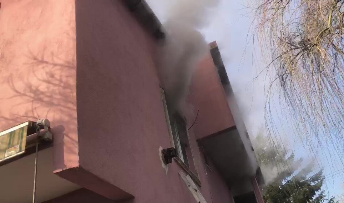 Kartepe'de çıkan yangın, itfaiye ekipleri tarafından kontrol altına alınırken, ev