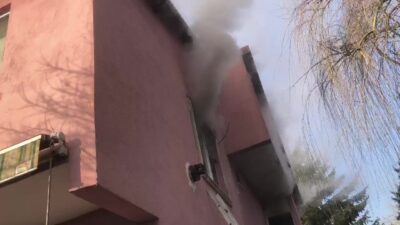 Kartepe'de çıkan yangın, itfaiye ekipleri tarafından kontrol altına alınırken, ev