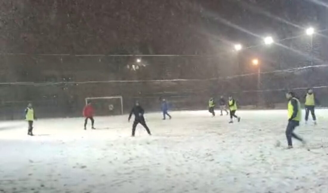 Erbaa'da yoğun kar yağışı altında halı sahada futbol oynayan vatandaşlar,