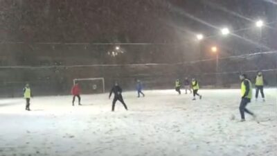 Erbaa'da yoğun kar yağışı altında halı sahada futbol oynayan vatandaşlar,