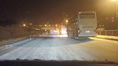 Sivas'ta yoğun kar yağışı ulaşımı aksatıyor. Gürün ilçesinde Kayseri-Malatya karayolu