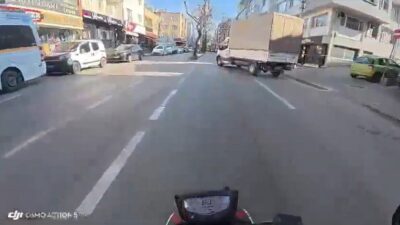 Bursa'da Mert A. isimli motosiklet sürücüsü, kamyonete çarpmamak için manevra