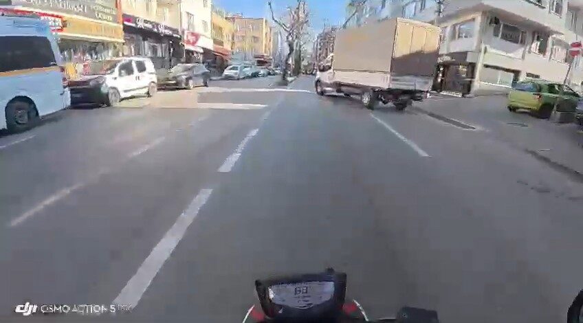 Bursa'da Mert A. isimli motosiklet sürücüsü, kamyonete çarpmamak için manevra