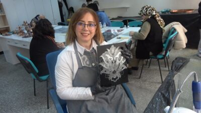 Yozgat Halk Eğitim Merkezi’nde açılan bakır işlemeciliği kursu, kursiyerler tarafından
