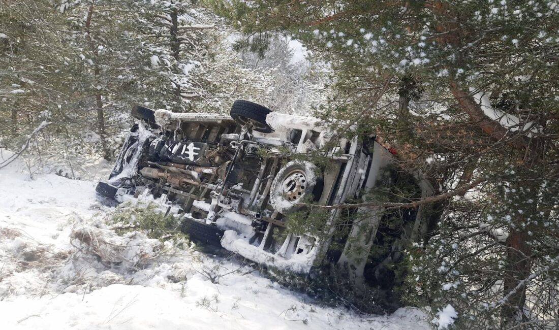 Yozgat’ın Akdağmadeni ilçesi Yukarıçulhalı köyü yakınlarında şarampole devrilen minibüsteki 2