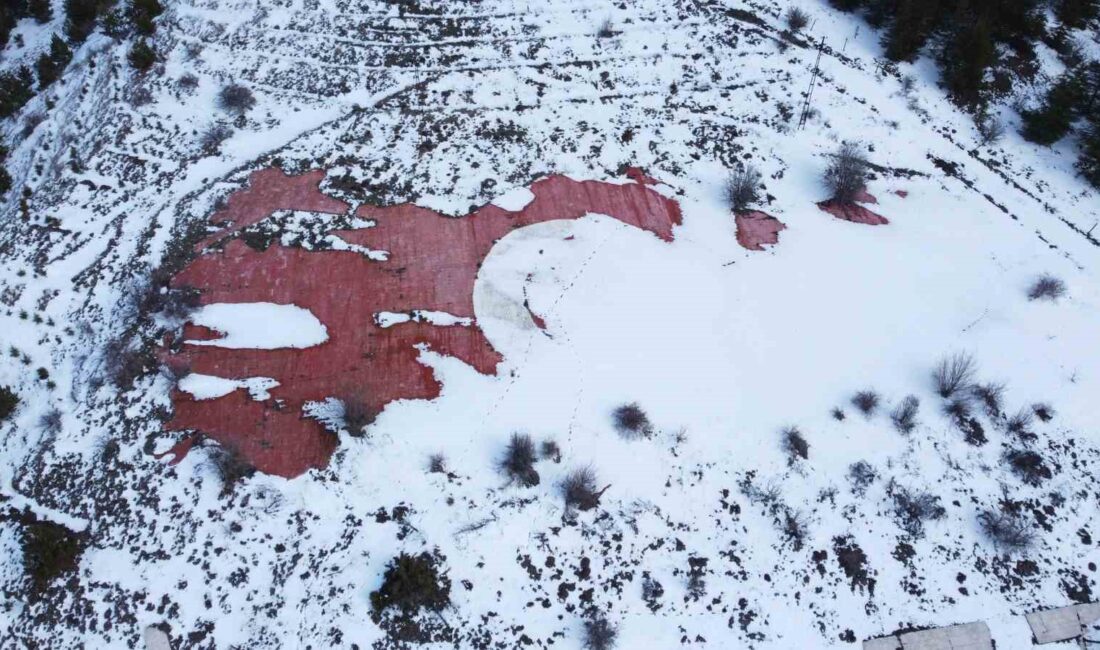 Yozgat’ta Türkiye haritası şeklindeki dev Türk Bayrağı’nın karlar altındaki görseli