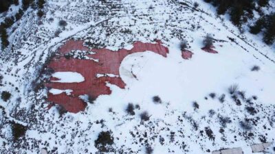 Yozgat’ta Türkiye haritası şeklindeki dev Türk Bayrağı’nın karlar altındaki görseli