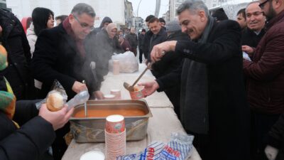 Vali Özkan Vatandaşlara Arabaşı İkram Etti
