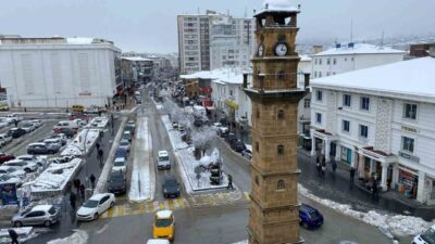 Yozgat ilindeki kar yağışı nedeniyle eğitime bir gün ara verildi.