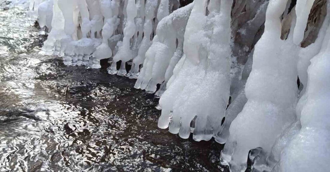 Yozgat'ın Araplı Kasabası'ndaki nehirde meydana gelen buzlanmalar ilginç bir görüntü
