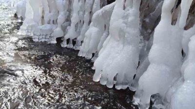 Yozgat'ın Araplı Kasabası'ndaki nehirde meydana gelen buzlanmalar ilginç bir görüntü