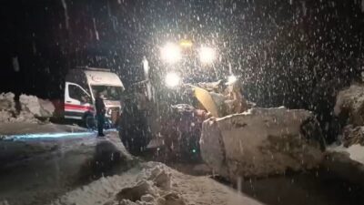 Hakkari'nin Yüksekova ilçesinde yoğun kar yağışı nedeniyle kapalı yolun açılmasıyla
