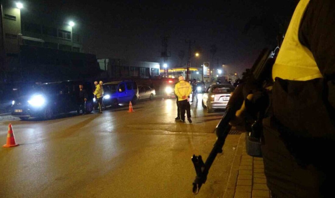 Adana'nın Yüreğir ilçesinde 95 polis tarafından gerçekleştirilen 'Huzur' uygulaması kapsamında