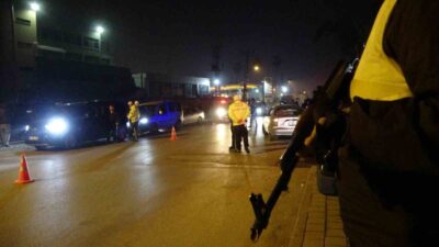 Adana'nın Yüreğir ilçesinde 95 polis tarafından gerçekleştirilen 'Huzur' uygulaması kapsamında