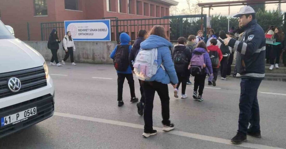 Kocaeli Büyükşehir Belediyesi Zabıta Dairesi ekipleri, yeni eğitim döneminin ilk