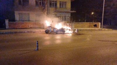 Çorum'da park halindeyken alevlere teslim olan 3 tekerlekli motosiklet yandı.