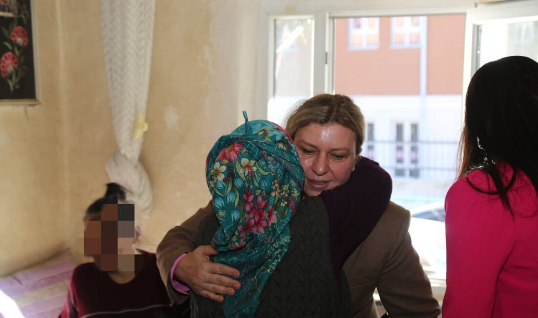 Yozgat Valisi Mehmet Ali Özkan’ın eşi Arzu Özkan, ihtiyaç sahibi