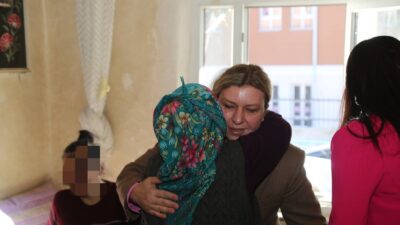 Yozgat Valisi Mehmet Ali Özkan’ın eşi Arzu Özkan, ihtiyaç sahibi