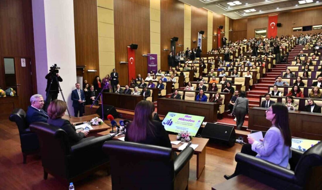 Ankara Büyükşehir Belediye Başkanı Mansur Yavaş, "Mor Mikrofon" panelinde gençlere