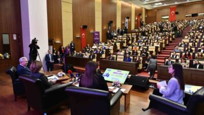 Ankara Büyükşehir Belediye Başkanı Mansur Yavaş, "Mor Mikrofon" panelinde gençlere