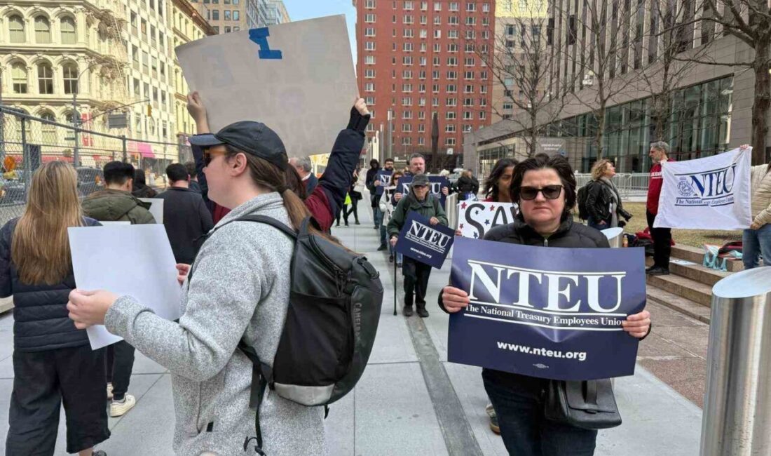 ABD'de Federal Plaza önünde yapılan protestoda, Elon Musk'a yönelik "Musk'ı