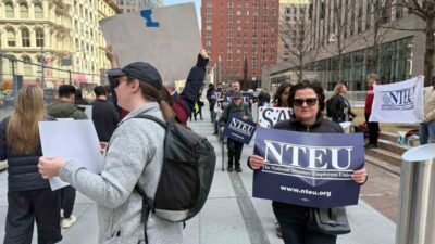 ABD'de Federal Plaza önünde yapılan protestoda, Elon Musk'a yönelik "Musk'ı