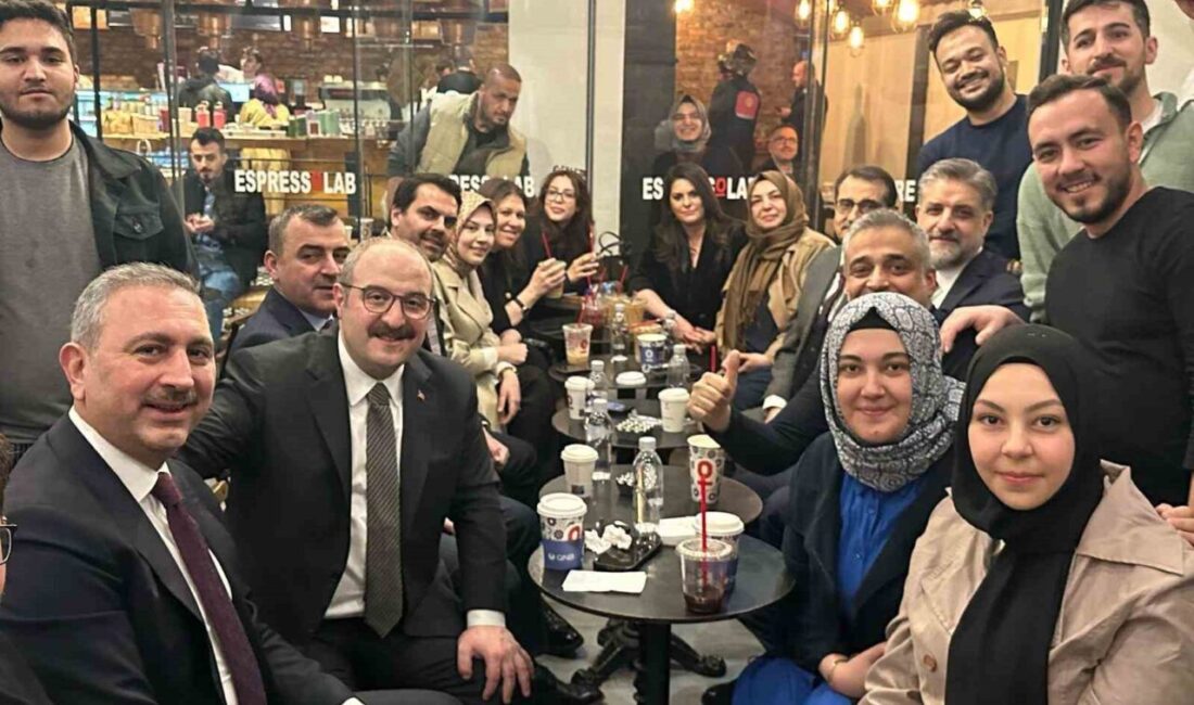 AK Parti'li Mustafa Varank ve Abdulhamit Gül, Ankara'da gençlerle Espressolab'da