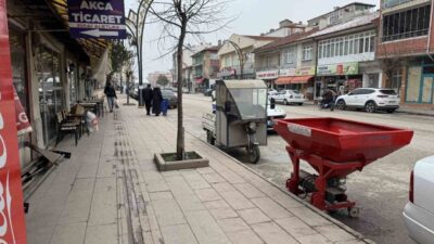 Alaca Belediyesi ve trafik ekipleri, iş yerlerini ziyaret ederek kaldırım