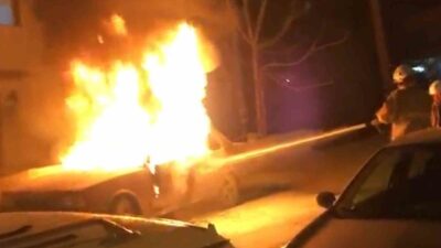Kırıkkale’de park halindeki bir otomobilin motor bölümünde çıkan yangın itfaiye