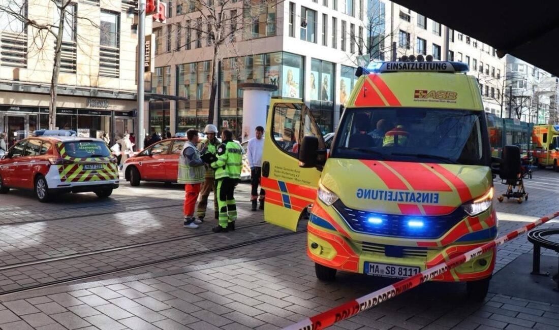 Almanya'nın Mannheim kentinde SUV model araç kalabalığa daldı; 2 kişi