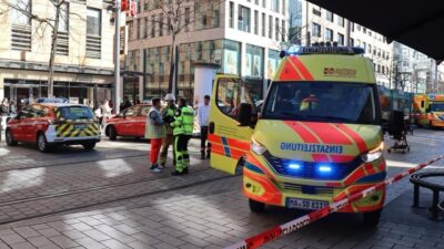 Almanya'nın Mannheim kentinde SUV model araç kalabalığa daldı; 2 kişi